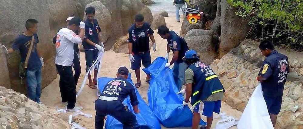 Trauminsel. Polizisten auf der thailändischen Insel Koh Tao bergen die beiden Leichen der britischen Urlauber.