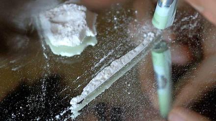 Kokain oder Heroin? Weißes Pulver zu schnupfen kann lebensgefährlich sein.