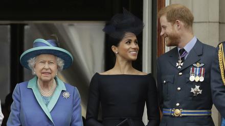 Bei einer Flugschau 2018 standen Harry und Meghan noch neben der Queen.