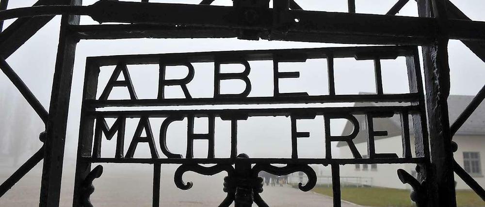 Rund 68 Jahre nach dem Ende des Zweiten Weltkriegs wollen deutsche Fahnder laut einem Bericht Vorermittlungen gegen 50 mutmaßliche NS-Täter einleiten. Das Foto zeigt das Eingangstor des KZs Dachau.