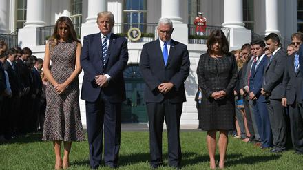 US-Präsident Donald Trump, First Lady Melania, Vize-Präsident Mike Pence und seine Frau Karen während einer Schweigeminuten für die Opfer von Las Vegas am Montag. 