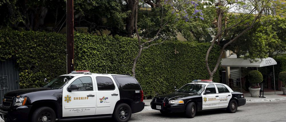 Polizeiwagen der Polizei von Los Angeles vor dem Sunset Marquis Hotel. Hier wurde Dennis Sheehan, der langjährige Tourmanager der Band U2, in seinem Hotelzimmer tot aufgefunden. 