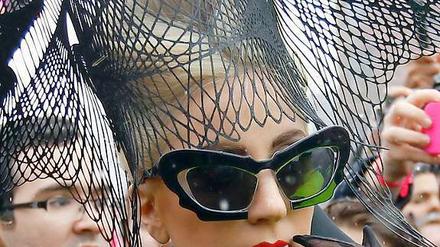 Keine gewöhnliche Dozentin: Lady Gaga im schwarzen Kleid und einem netzartigen Hut an der Eliteuniversität Harvard.