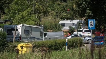 Wohnmobile irischer Landfahrer stehen am Dienstag auf einem Campingplatz in Eppstein (Hessen).