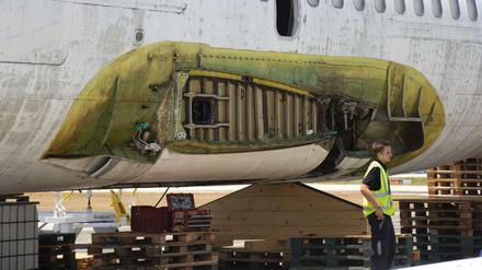 Die frühere Lufthansa-Maschine "Landshut" wird am auf dem Flughafen in Fortaleza (Brasilien) demontiert.