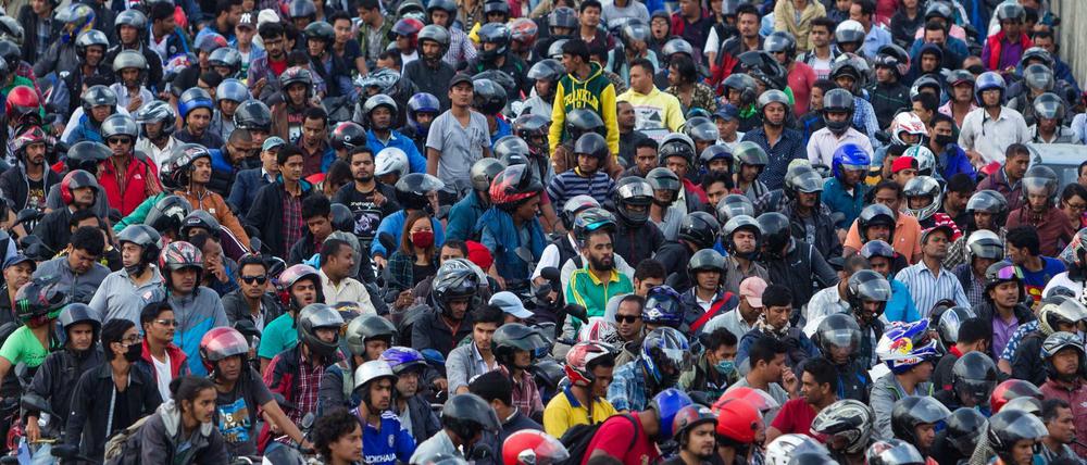 Hunderte Menschen stehen vor den Tankstellen in Kathmandu für Benzin an