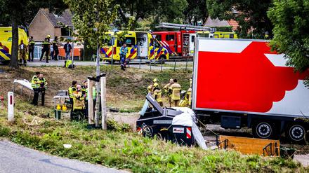Rettungskräfte sind am Unfallort in Nieuw-Beijerland im Einsatz.