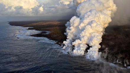 Die Lava des Kilauea-Vulkans fließt auf Hawaii ins Meer. 