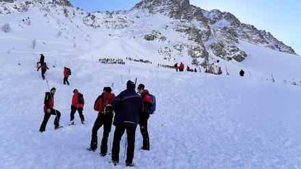 Im beliebten Skiort Sölden verschüttete eine Lawine fünf Wintersportler auf einer gesicherten Piste.