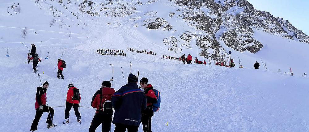 Im beliebten Skiort Sölden verschüttete eine Lawine fünf Wintersportler auf einer gesicherten Piste.