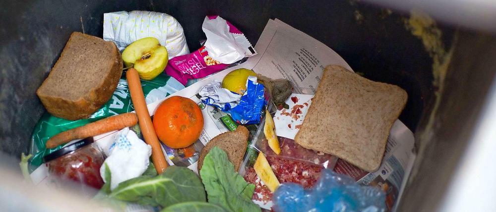 Im Durchschnitt wirft jeder Deutsche 82 Kilogramm Lebensmittel im Jahr weg. Ein Drittel der weltweit erzeugten Lebensmittel landen im Müll. 