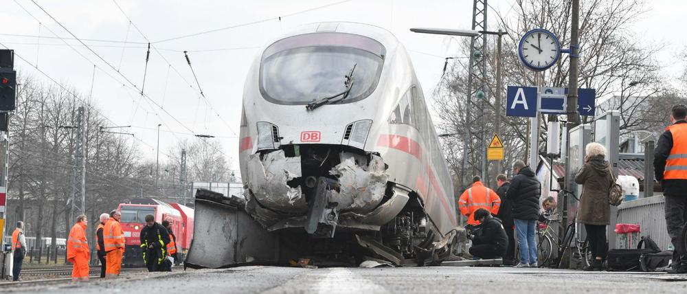 Der zerstörte Triebwagen des ICE im Bahnhof Griesheim in Frankfurt am Main.