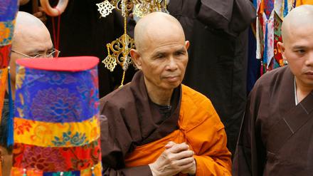 Der vietnamesische Zen-Meister Thich Nhat Hanh (Mitte) in Vietnam 2007 