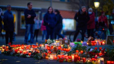 Nach dem Tod der 14-Jährigen haben Bewohner Ascherlebens ein Denkmal aus Blumen, Kerzen, Bildern und Stofftieren errichtet.