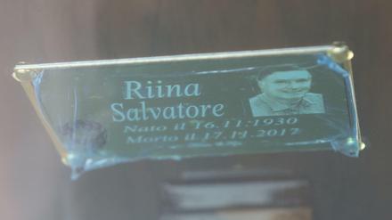 Eine Tafel mit dem Namen, den Lebensdaten von Riina auf seinem Sarg. 