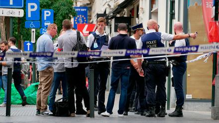 Polizisten sperren einen Bereich im Stadtzentrum ab, nachdem ein Lieferwagen in eine Terrasse in Brüssel gefahren ist.