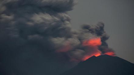 Bedrohliche Szenerie. Der Mount Agung stößt dichte dunkle Rauchwolken aus. 