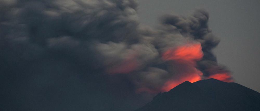 Bedrohliche Szenerie. Der Mount Agung stößt dichte dunkle Rauchwolken aus. 