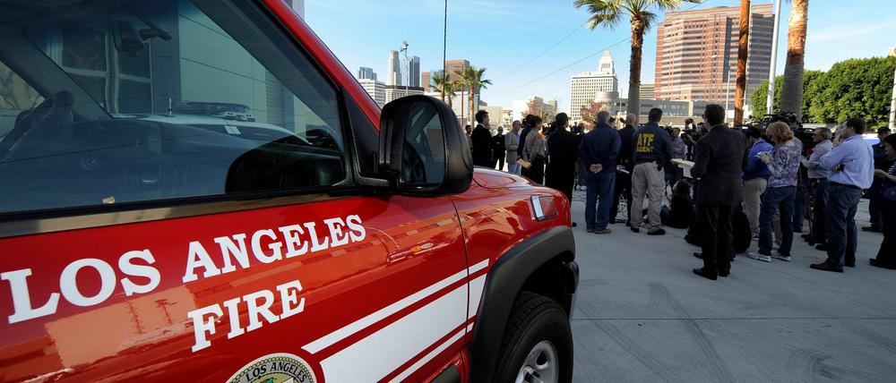 Feuerwehr und Polizei von Los Angeles äußern sich in einer Pressekonferenz zu der Brandserie.
