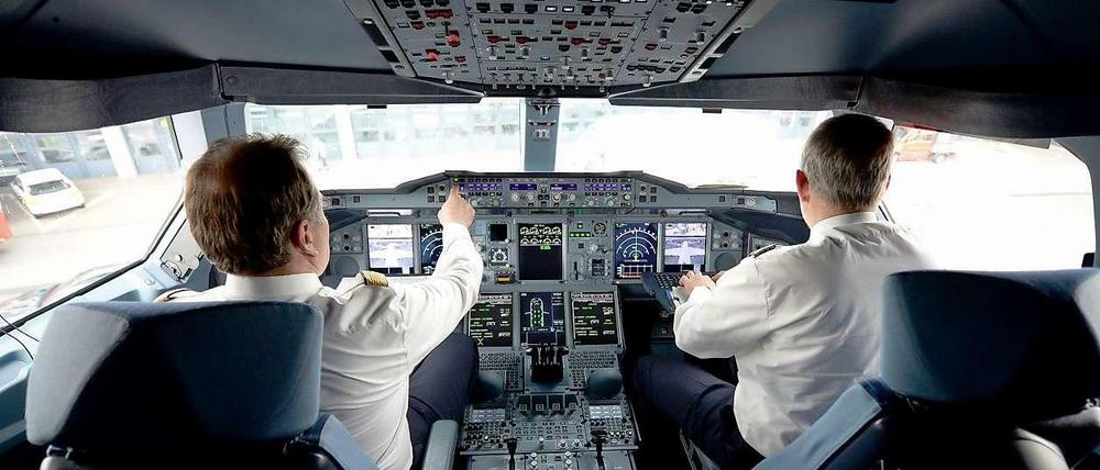 Im Cockpit darf der Kopf frei sein - am Flughafen bisher nicht. 