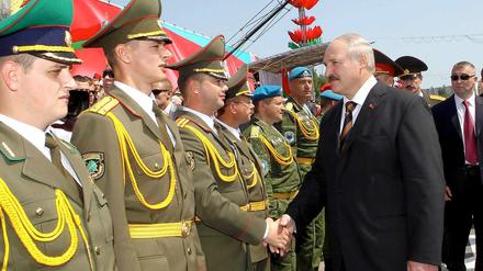 Der lange Arm des Machthabers. Der Einfluss des weißrussischen Präsidenten Alexander Lukaschenko (rechts) reicht weit über die Hauptstadt Minsk hinaus.