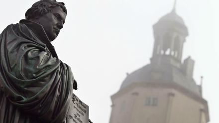 Der deutsche Reformator Martin Luther wird nun auch in Rom geehrt - allerdings nicht mit einem Denkmal wie hier auf dem Marktplatz der Lutherstadt Wittenberg.