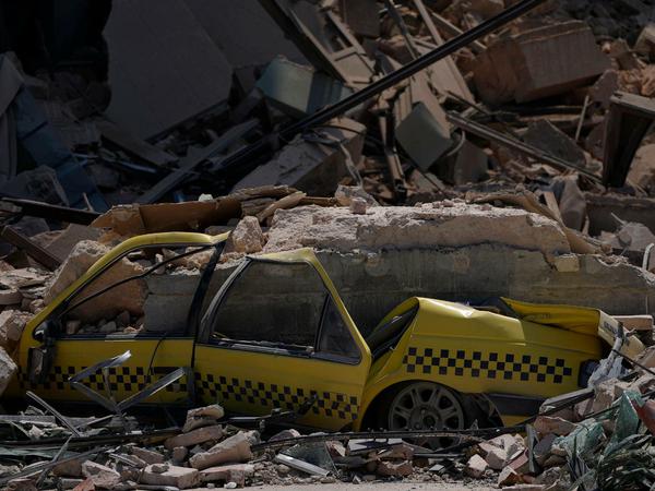 Ein Taxi liegt inmitten der Trümmer.