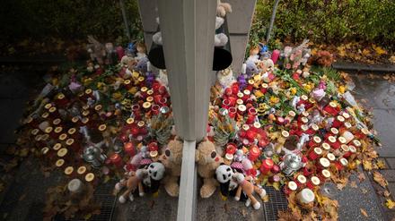 Kerzen, Blumen und Teddybären aus Stoff stehen am 25.10.2017 in Hamburg-Neuwiedenthal vor einem Mehrfamilienhaus. Nach dem Mord an einer Zweijährigen in Hamburg ist der tatverdächtige Vater in Spanien gefasst worden. 