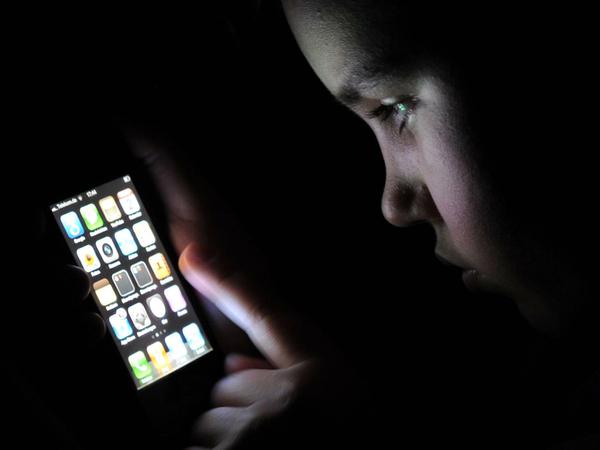 Nur wenige Klicks sind Kinder mit einem Smartphone von unendlich vielen Inhalten entfernt - auch solchen, die sie vertören und gefährden können.