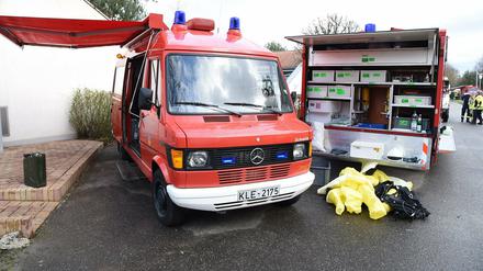 Feuerwehrfahrzeuge stehen am Montag in Kevelaer (Nordrhein-Westfalen). Nach dem Tod eines achtjährigen Mädchens hat die Feuerwehr am Wohnort der Familie auf einem ehemaligen Militärgelände nach möglichen gefährlichen Stoffen gesucht.