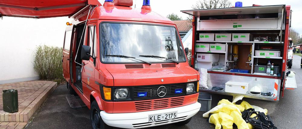 Feuerwehrfahrzeuge stehen am Montag in Kevelaer (Nordrhein-Westfalen). Nach dem Tod eines achtjährigen Mädchens hat die Feuerwehr am Wohnort der Familie auf einem ehemaligen Militärgelände nach möglichen gefährlichen Stoffen gesucht.