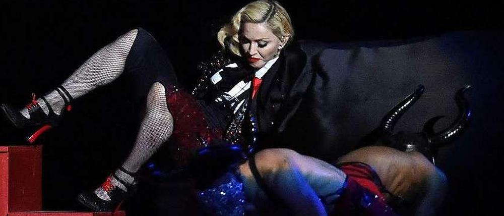 Madonna stürzt bei den Brit-Awards-2015 in der O2-World in London am Mittwochabend die Treppe hinunter.