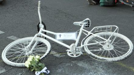 Weißes "Geisterrad" erinnert an getötete Radfahrer.