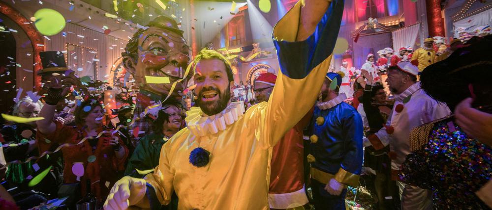Karneval 2019: Während der SWR-Fastnachtssitzung fällt Konfetti auf das Publikum.