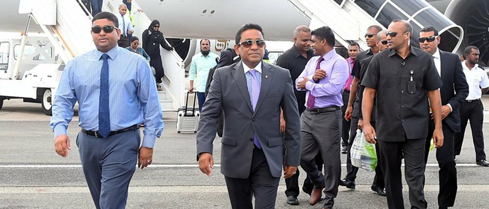 Abdulla Yameen Abdul Gayoom (Mitte) bei seiner Ankunft am Flughafen von Male am Montag. Der Präsident der Malediven überlebte zuvor eine Explosion auf einem Schnellboot. 