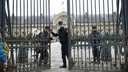 Polizisten vor dem Invalidendom in Paris.