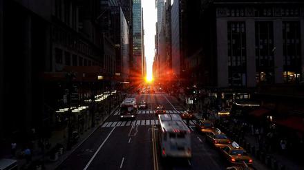 Manhattanhenge - wenn die Sonne in Manhattan zwischen den Häuserschluchten untergeht.