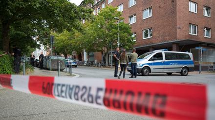 Einsatzkräfte der Polizei durchsuchen in Kiel die Grundschule Muhliusschule. 