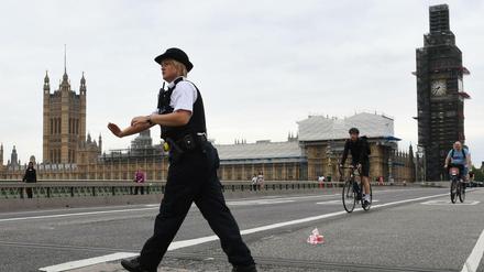 Eine Polizistin auf der Westminster Bridge, nachdem ein Auto vor dem Parlament in eine Sicherheitsabsperrung gefahren ist.