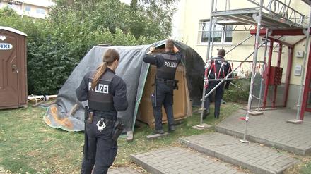 Polizisten suchen am 08.08.2016 in einem Neubaugebiet in Magdeburg (Sachsen-Anhalt) nach einer Messerattacke auf eine Frau nach Hinweisen auf den flüchtigen Täter. 