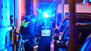 In der Krefelder Innenstadt ist am Montagabend ein Mann auf offener Straße erschossen worden.
