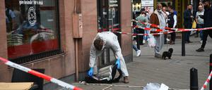 Die Spurensicherung arbeitet am Tatort in Mannheim, an dem ein Mann nach einer Polizeikontrolle gestorben ist.