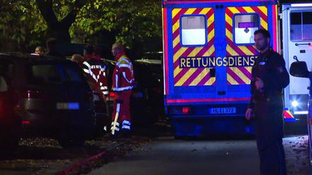 Rettungskräfte und Polizei am Einsatzort in Lübeck am Samstag.