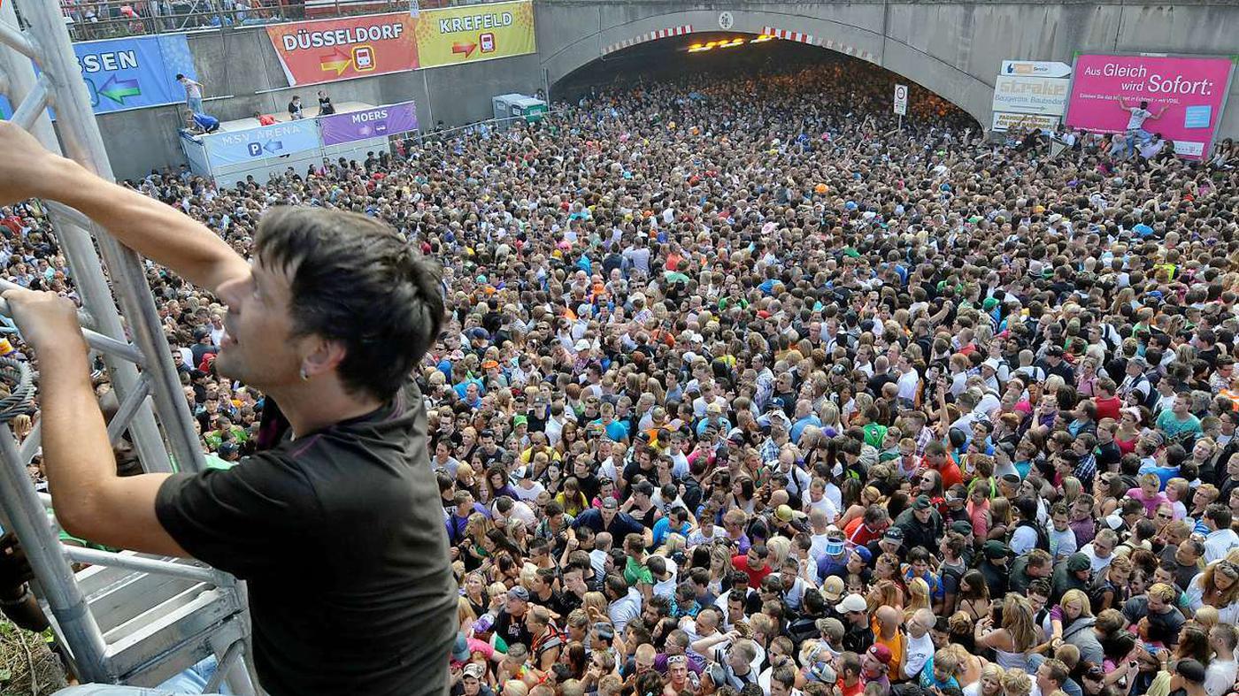 Массовая культура. Люди много людей. Человек толпы. Толпа 1000 человек. Много людей.