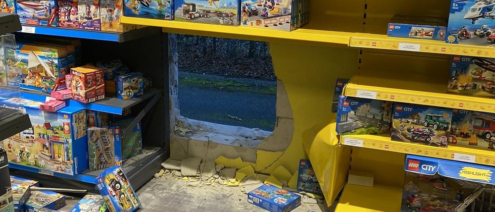 Durch ein in die Wand gebrochenes Loch sind Einbrecher am Wochenende in ein Spielwarengeschäft in Lippstadt eingestiegen.