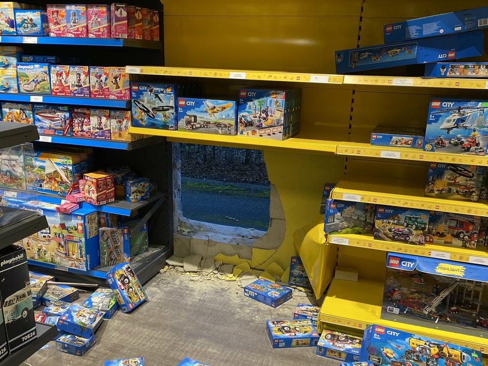 Ein Bild der Verwüstung“: Massenhaft Lego durch Loch in Mauer
