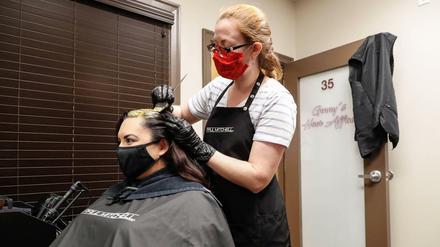 Eine Friseurin färbt die Haare ihrer Kundin in Arizona.