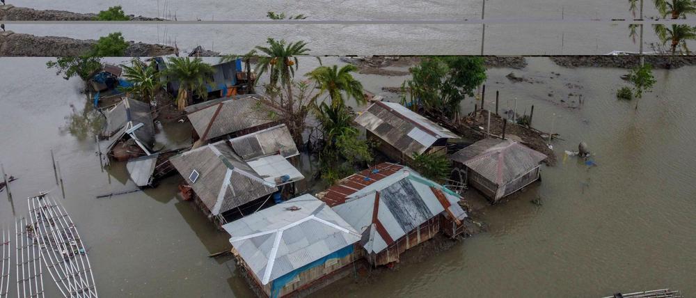 Häuser in Bangladesch wurden komplett geflutet. 