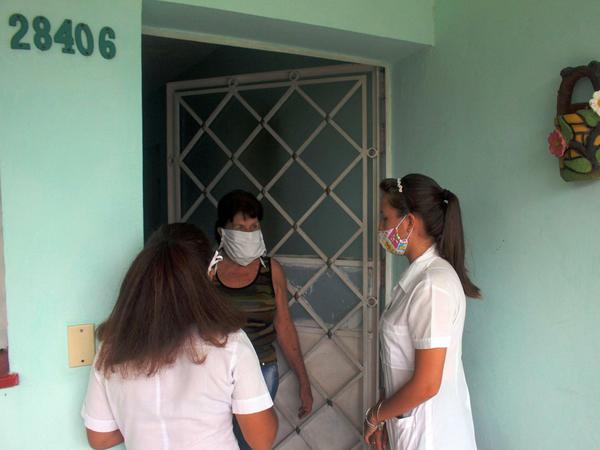 Tausende Ärzte und Medizinstudenten ziehen von Haus zu Haus, auf der Suche nach Infektionen. 