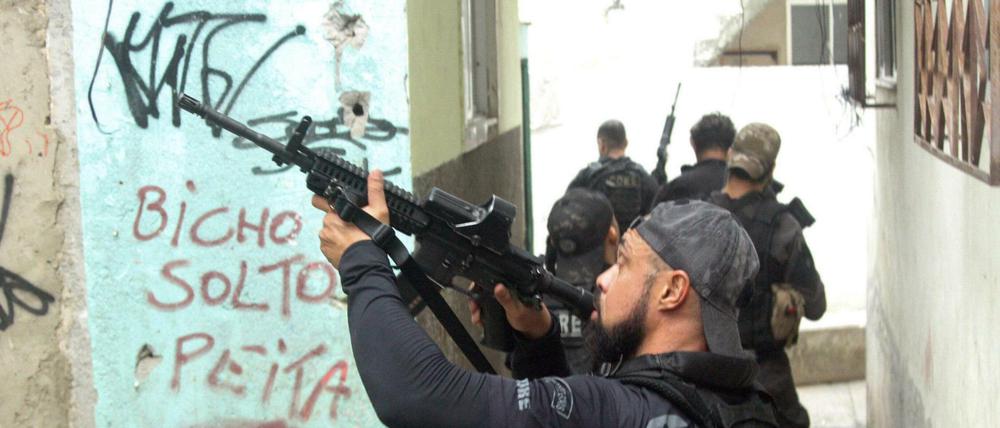 Polizisten beim Einsatz in der Favela Jacarezinho in Rio de Janeiro